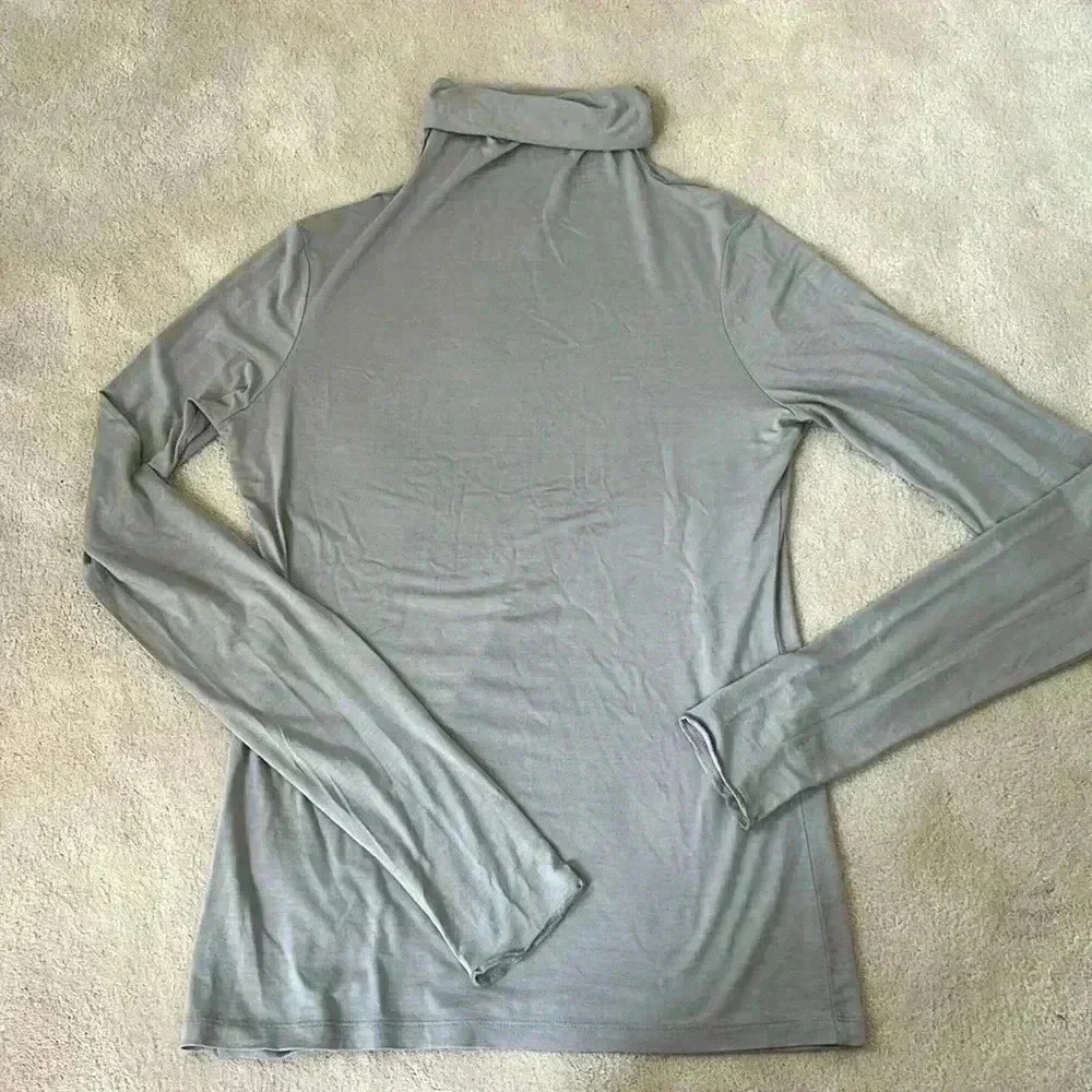 BCBG Max AZRIA  grey long sleeve turtle neck